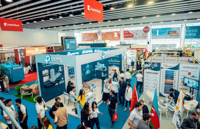 Sərgi ziyarətçiləri